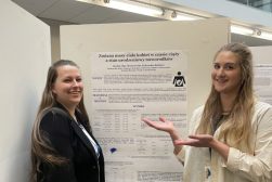 Studencki pokazujące plakat podczas II Studenckiej Konferencji Biologii Człowieka