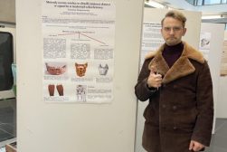 Student przy plakacie podczas II Studenckiej Konferencji Biologii Człowieka