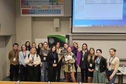 Zdjęcie grupowe studentów biorących udział w II Studenckiej Konferencji Biologii Człowieka
