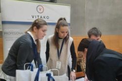 Stolik rejestracyjny podczas II Studenckiej Konferencji Biologii Człowieka