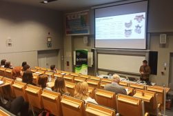Prezentacja studenta podczas II Studenckiej Konferencji Biologii Człowieka